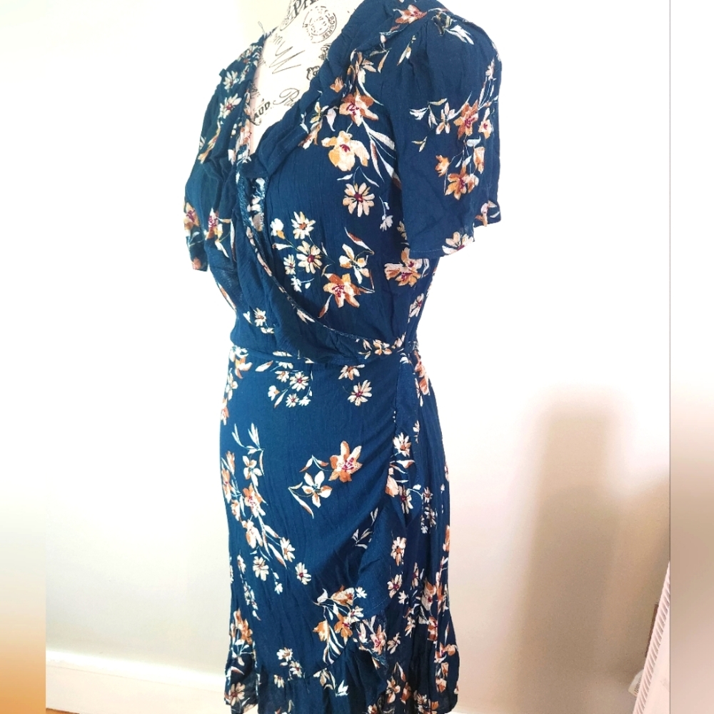 NWT Ivy + main wrap blue floral dress Size L